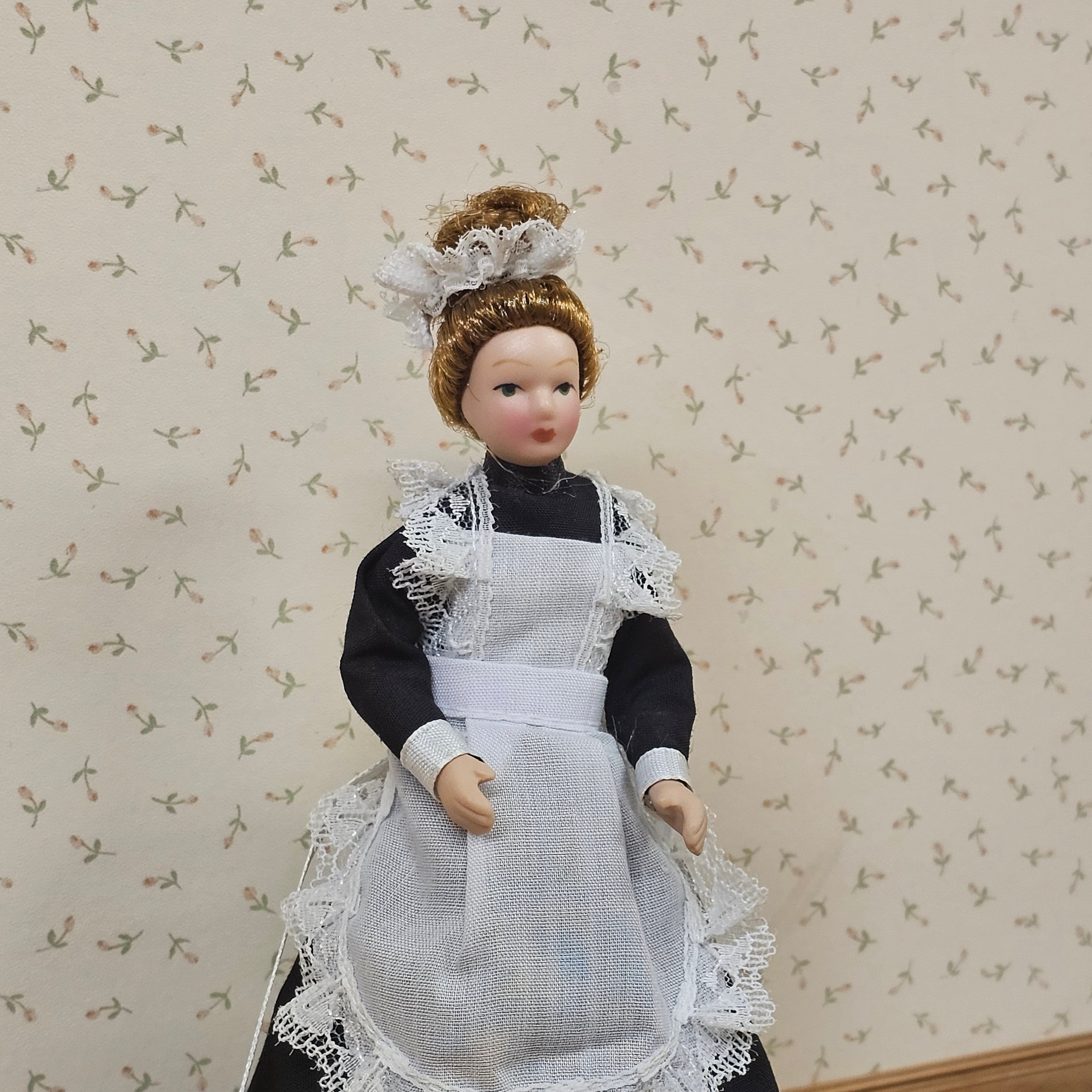 Puppe Hausangestellte schwarz