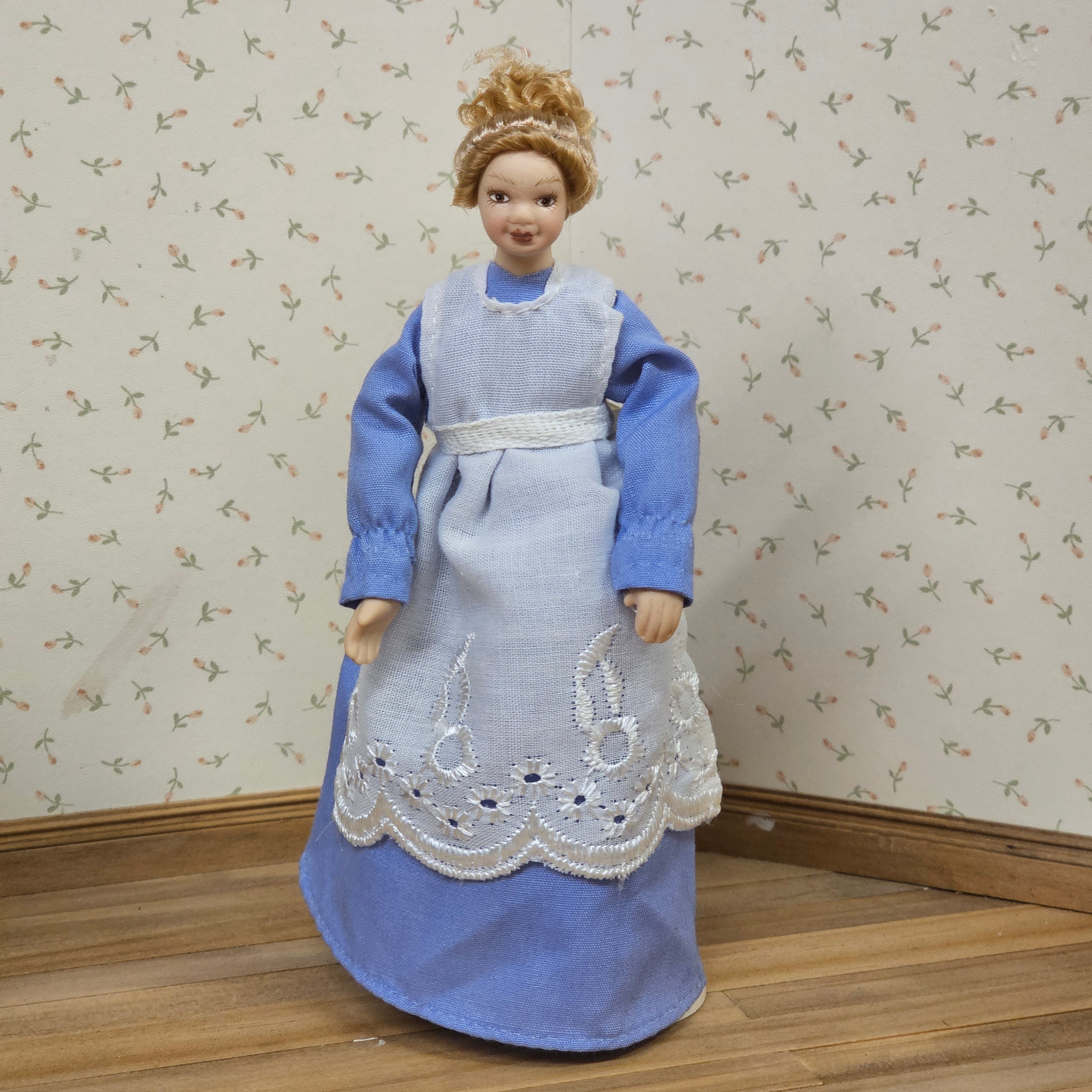 Puppe Hausangestellte blau