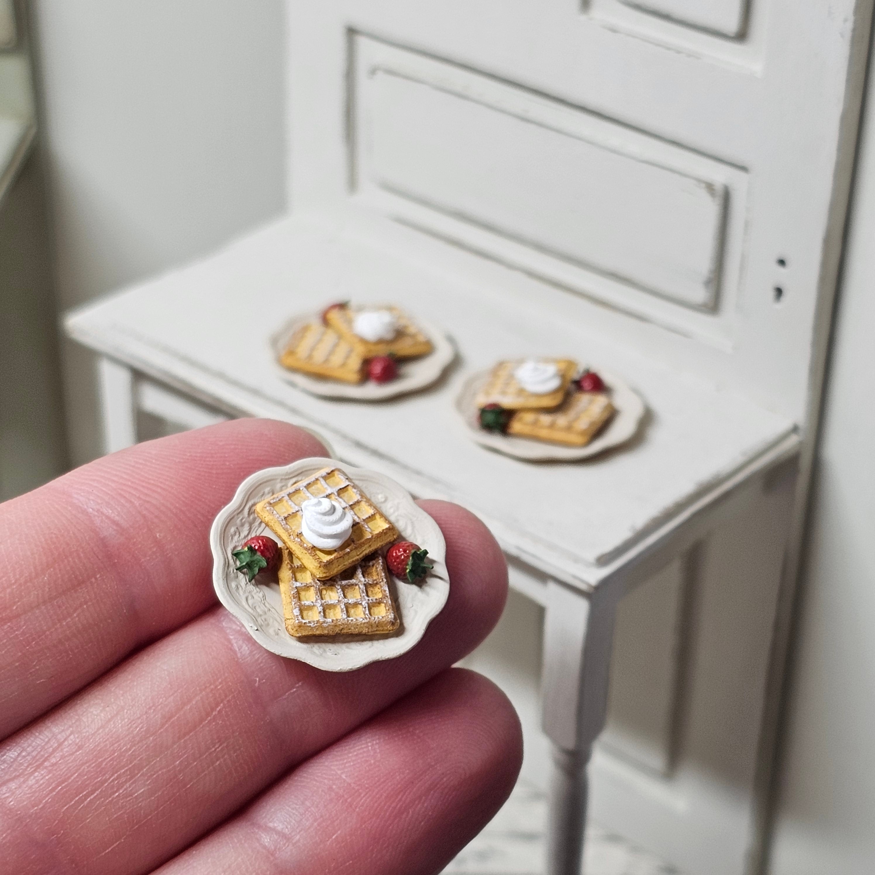 Teller mit Waffeln, Sahne und Erdbeeren