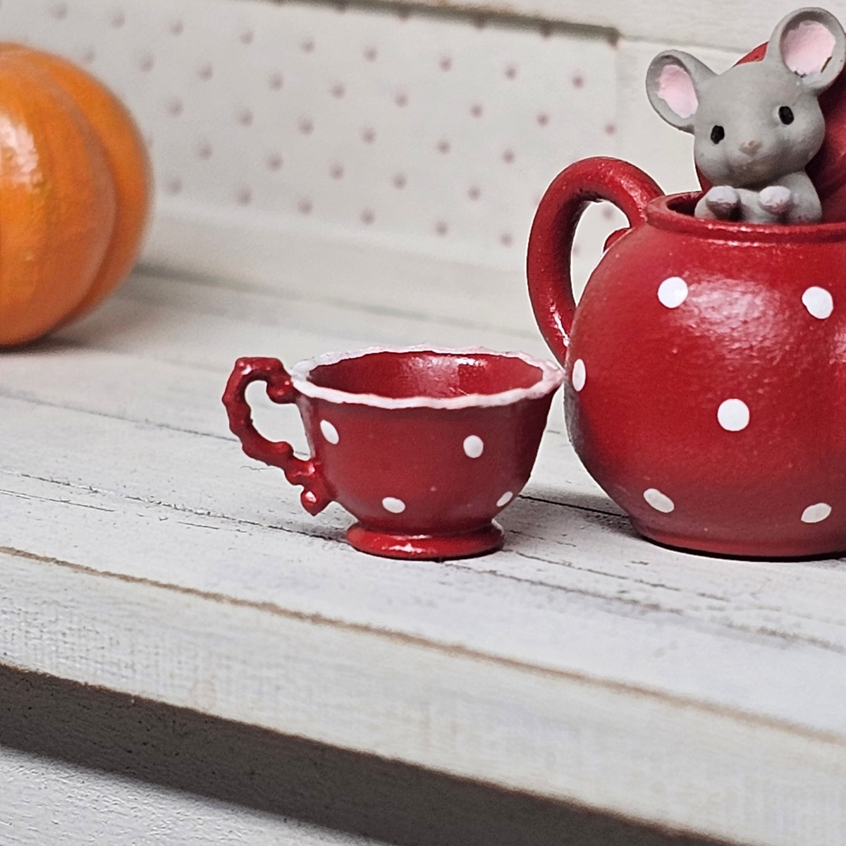 Tasse rot mit Punkten