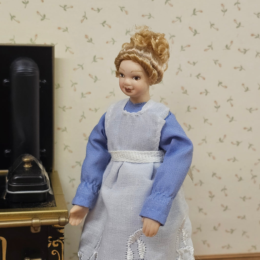 Puppe Hausangestellte blau