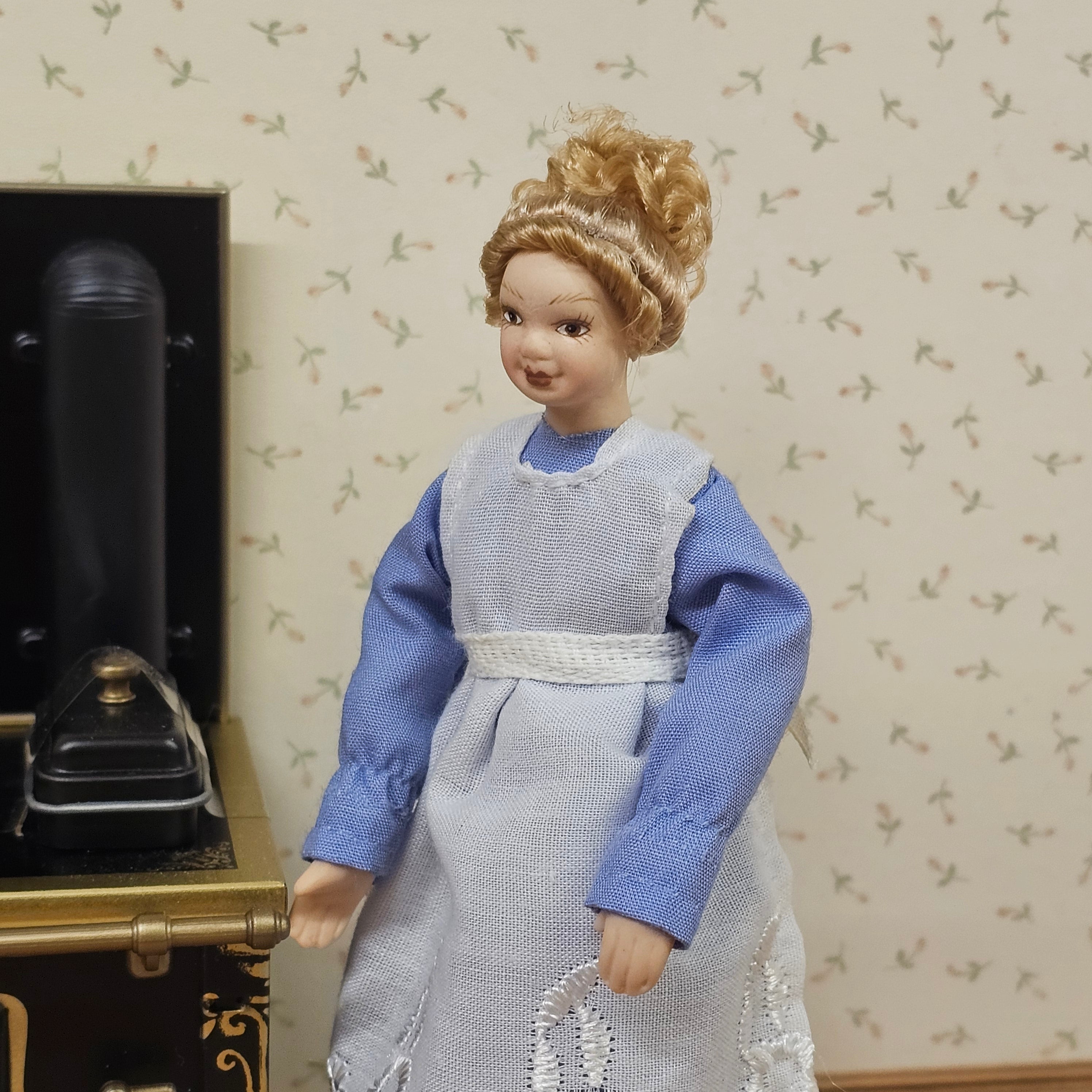 Puppe Hausangestellte blau