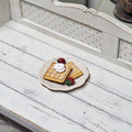 Teller mit Waffeln, Sahne und Erdbeeren