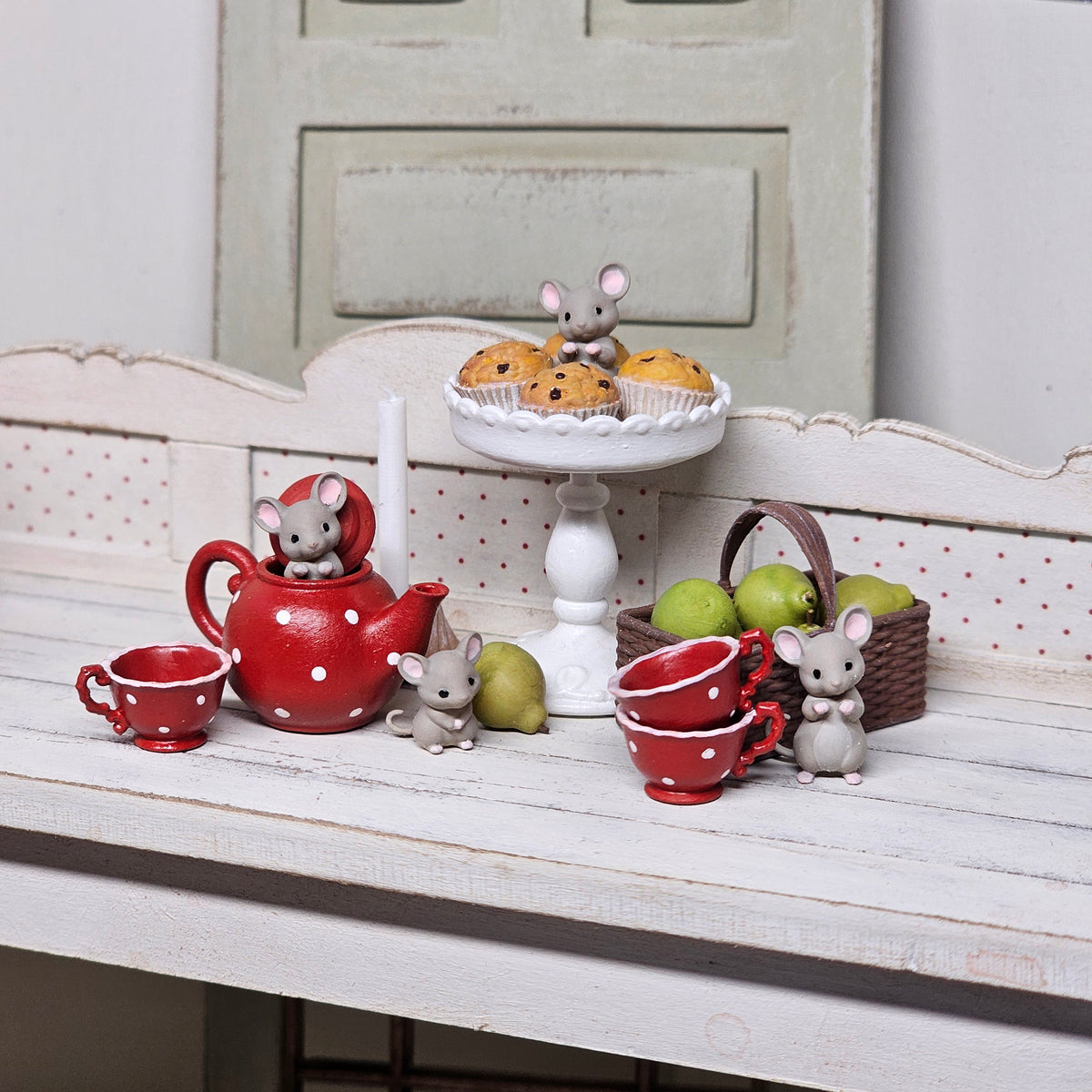 Tasse rot mit Punkten